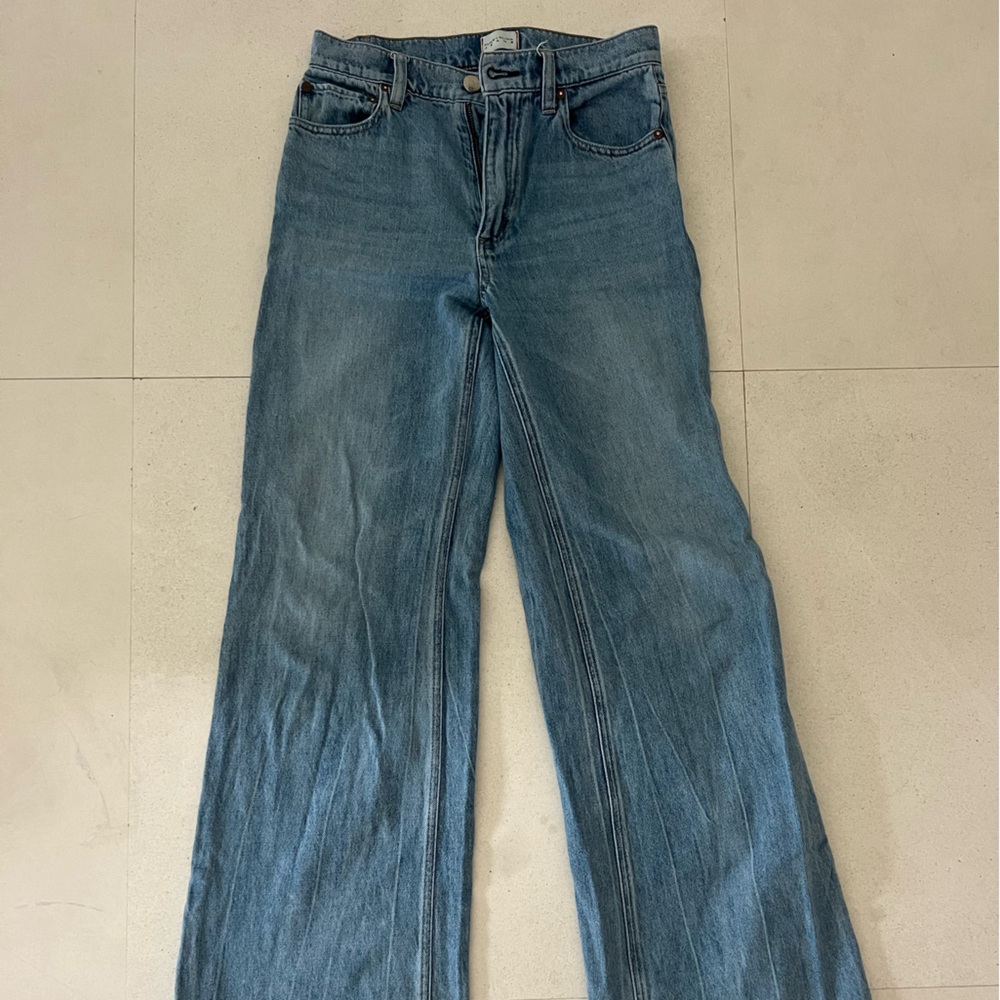 Alice + Olivia High waisted wide leg jeans. Size 27. Style weezy.